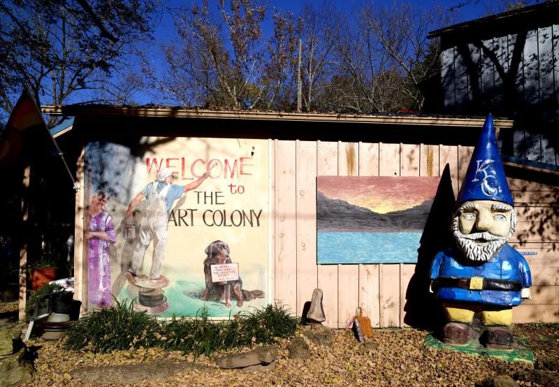 Gnome et autres objets divers à l'Art Colony, une communauté d'artistes à Eureka Spring, AR