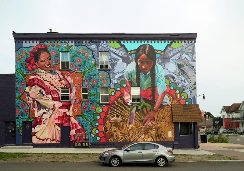 Mural de duas mulheres com trajes tradicionais. Buffalo, New York